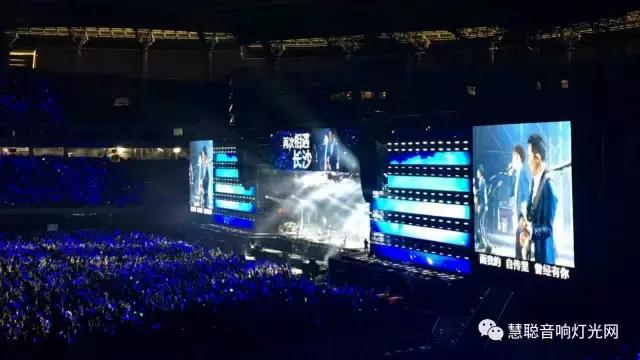 中国赢了，还有什么比这更红？顺道扒扒这场球赛的贺龙体育馆