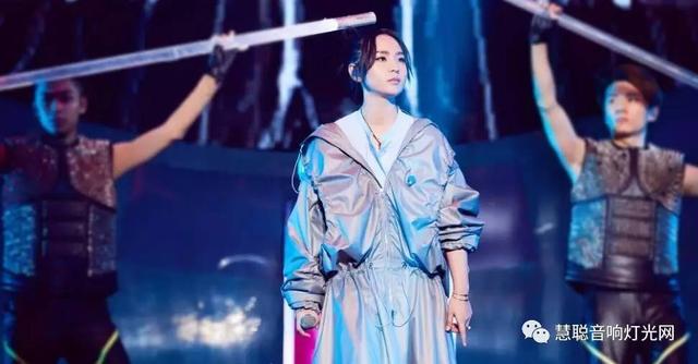 周笔畅盛典现场被吊在半空中 竟然是专业音响系统停电
