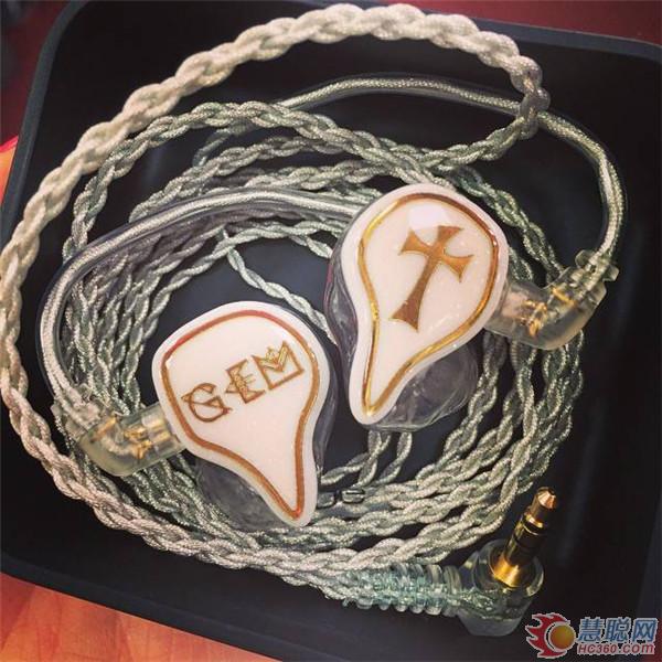 王源演唱会定制耳返又出故障,各路明星舞台耳返集锦
