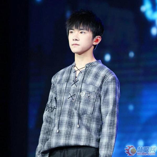 王源演唱会定制耳返又出故障,各路明星舞台耳返集锦