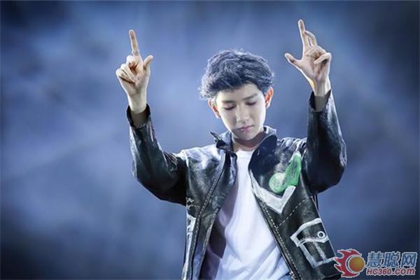 王源演唱会定制耳返又出故障,各路明星舞台耳返集锦