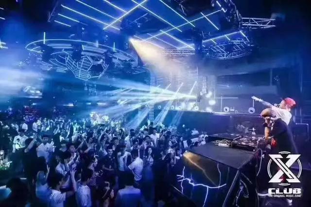 烈焰战马灯光秀！上海最大的酒吧酷炫到没朋友