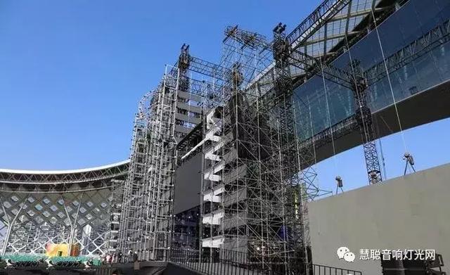 不拼明星只拼设备 2018年三大卫视跨年晚会PK