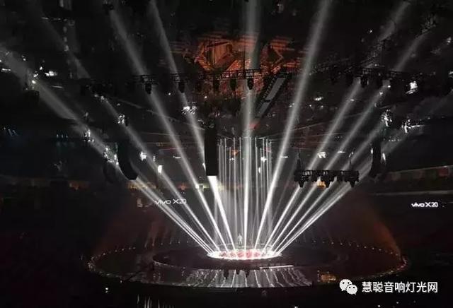 不拼明星只拼设备 2018年三大卫视跨年晚会PK