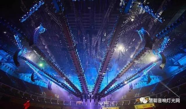 不拼明星只拼设备 2018年三大卫视跨年晚会PK