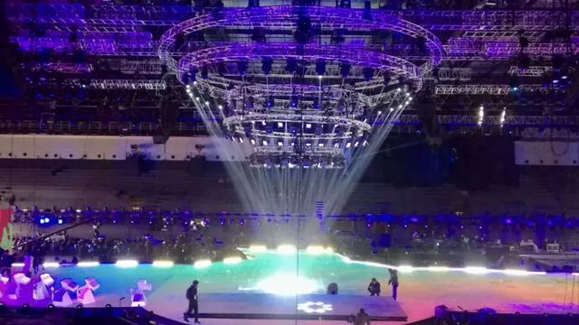 不拼明星只拼设备 2018年三大卫视跨年晚会PK