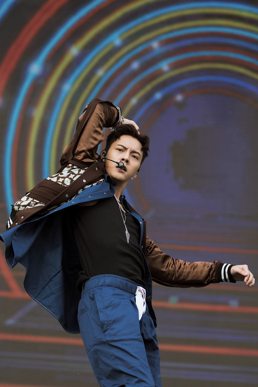 陈伟霆现身格莱美音乐节舞台 多层次混搭碰撞酷帅Style