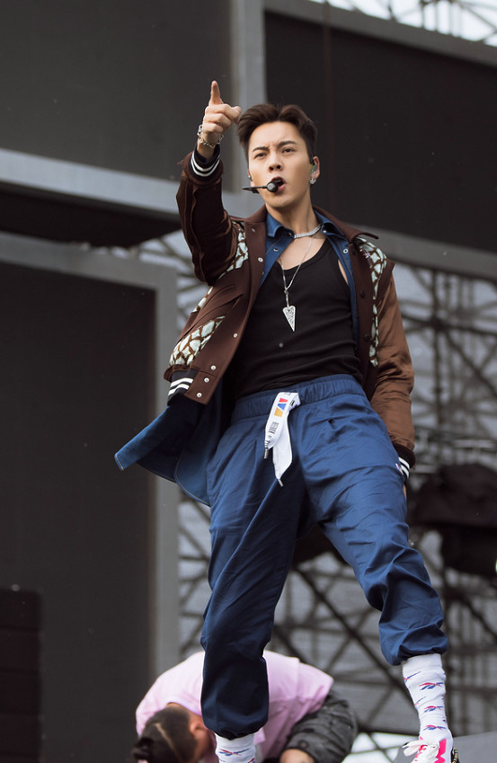 陈伟霆现身格莱美音乐节舞台 多层次混搭碰撞酷帅Style