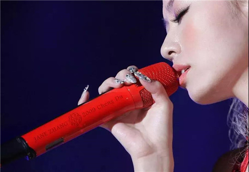 好声音事出有因！盘点歌手们的定制麦克风
