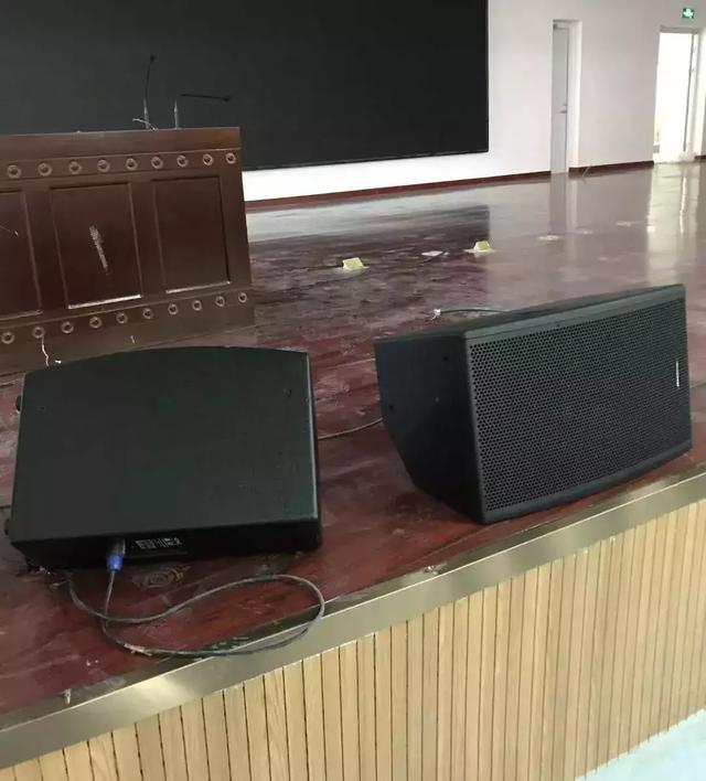 【工程案例】东营市胜利第十中学报告厅扩声系统背后
