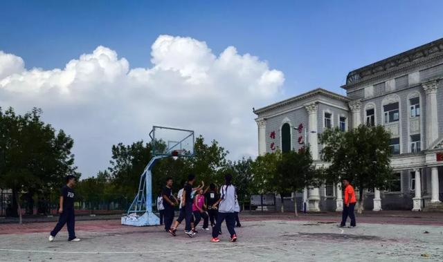 【工程案例】东营市胜利第十中学报告厅扩声系统背后