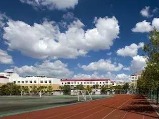 【工程案例】东营市胜利第十中学报告厅扩声系统背后