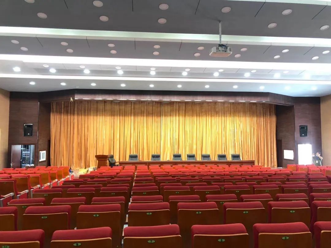 　某市多功能会议厅使用Relacart力卡WDC-900 2.4G数字无线会议讨论系统