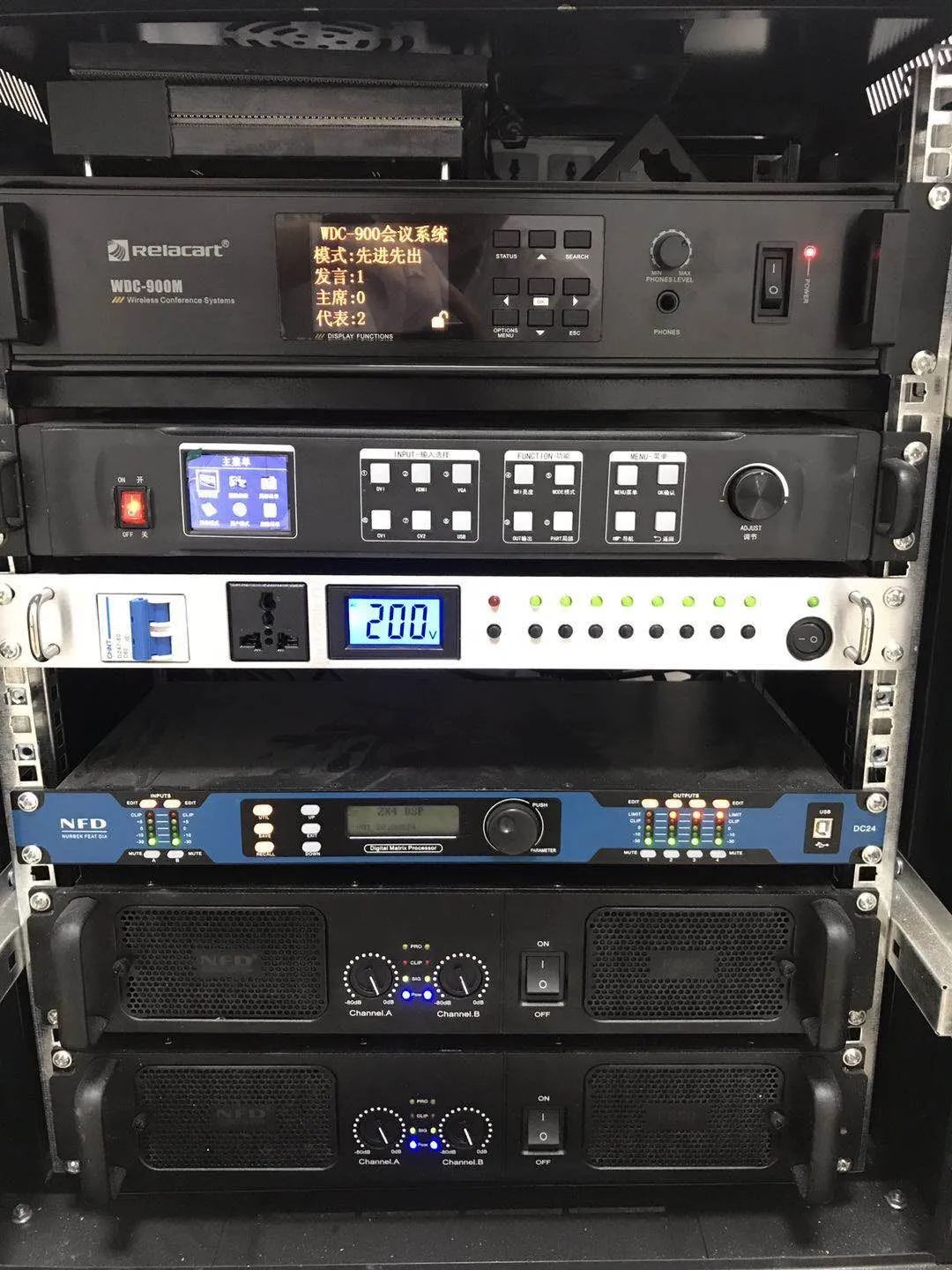 　某市多功能会议厅使用Relacart力卡WDC-900 2.4G数字无线会议讨论系统