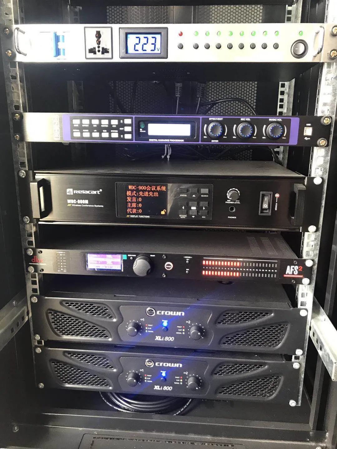 　某市多功能会议厅使用Relacart力卡WDC-900 2.4G数字无线会议讨论系统