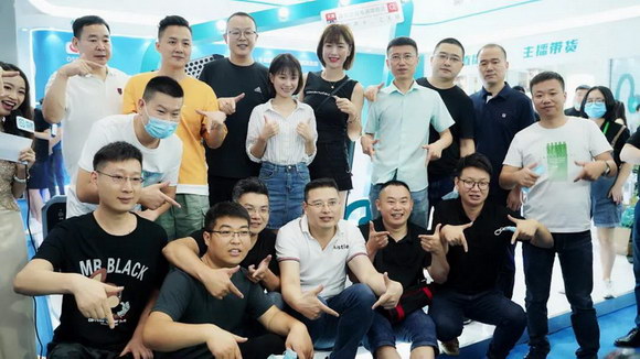 森然品牌代言人小阿七亲临广州展现场，火热气氛爆棚!