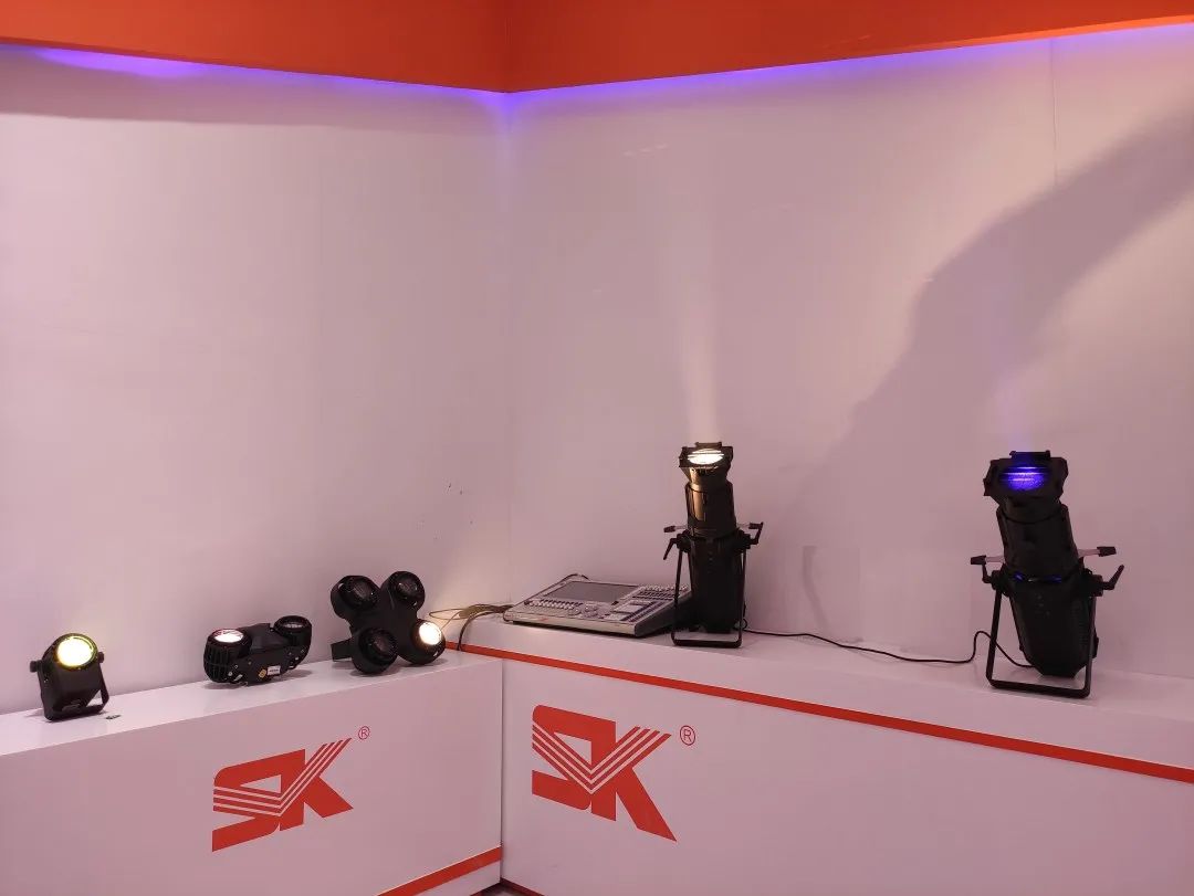 40款舞台灯闪耀登场!铂锐兄弟品牌SK舞台灯强势出击广州展