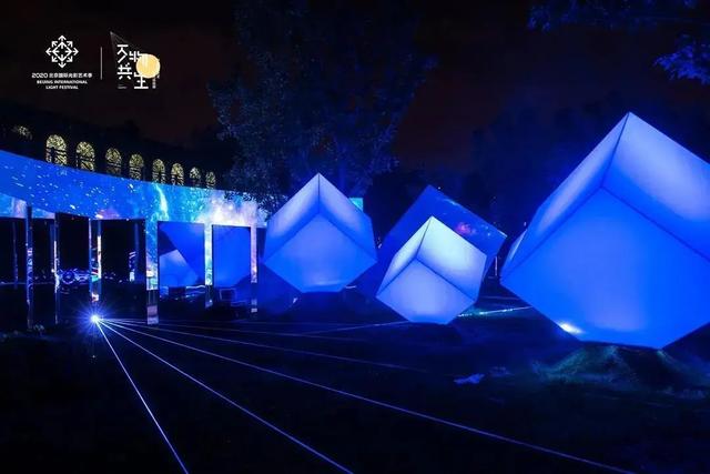 “万物共生”户外光影 彩熠与自然融合绽放