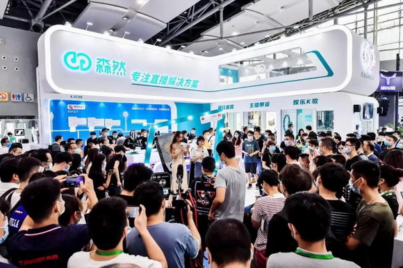 森然品牌代言人小阿七亲临广州展现场，火热气氛爆棚!