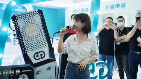 森然品牌代言人小阿七亲临广州展现场，火热气氛爆棚!