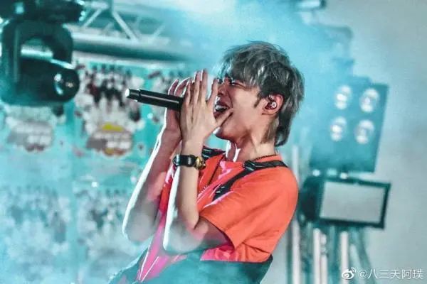 八三夭唱校园摔麦又踩鼓踹！活动承办商：让人错愕又愤怒