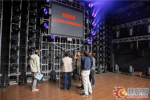 中国照明学会舞台电影电视照明专业委员会专家莅临升龙灯光调研