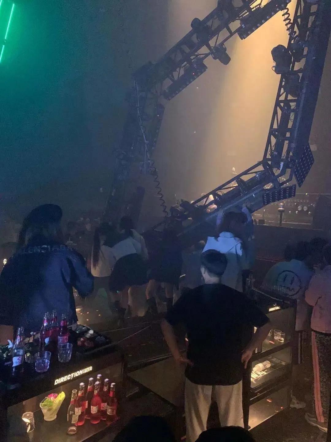 柳州一新开酒吧发生安全事故，数米高灯架突然落下