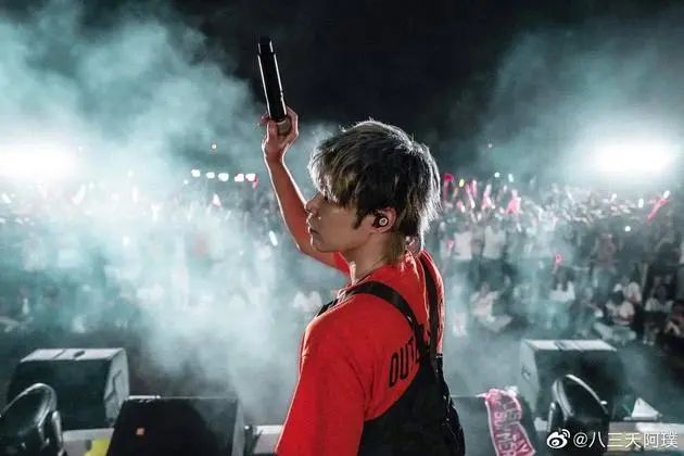 八三夭唱校园摔麦又踩鼓踹！活动承办商：让人错愕又愤怒