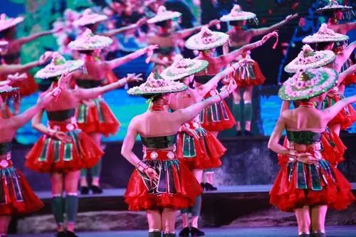 张家界千年民俗大戏《魅力湘西》牛年首演-筑梦灯光带你体验神秘湘西！