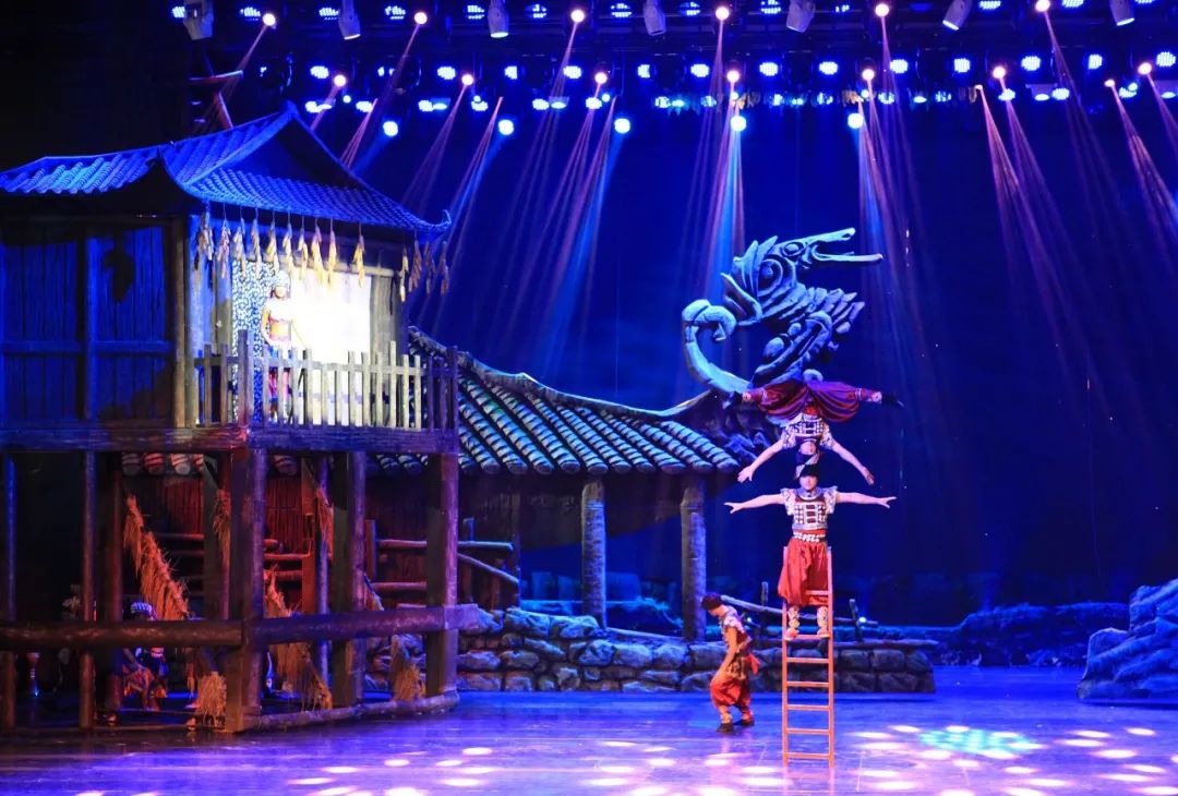 张家界千年民俗大戏《魅力湘西》牛年首演-筑梦灯光带你体验神秘湘西！