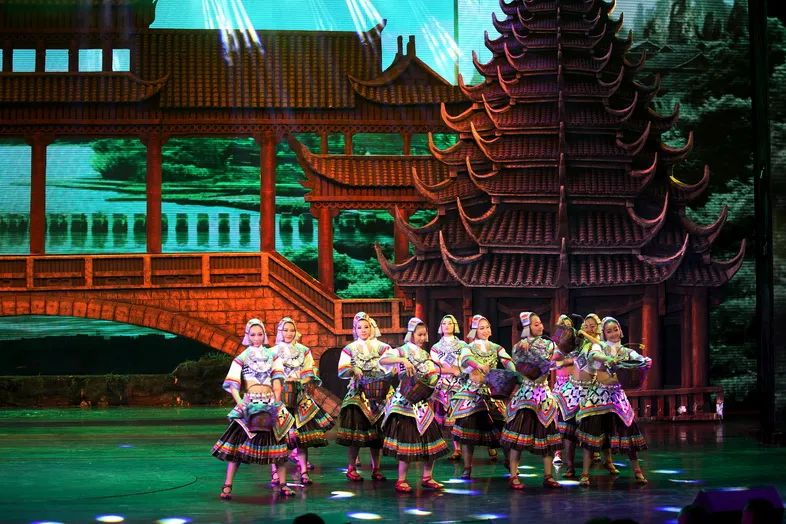张家界千年民俗大戏《魅力湘西》牛年首演-筑梦灯光带你体验神秘湘西！