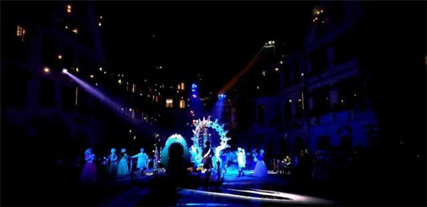 街区全景沉浸式音乐剧《女王的盛宴》，能否引领文旅新风向？