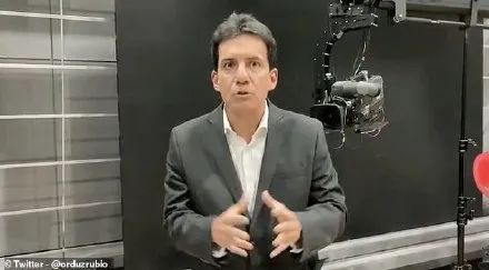 ESPN演播室惊险一幕！解说员险被显示屏砸伤！