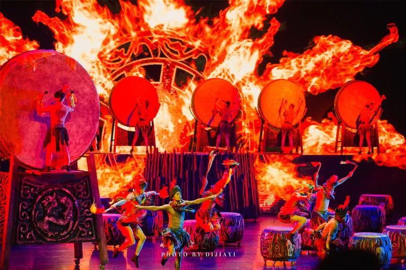 张家界千年民俗大戏《魅力湘西》牛年首演-筑梦灯光带你体验神秘湘西！