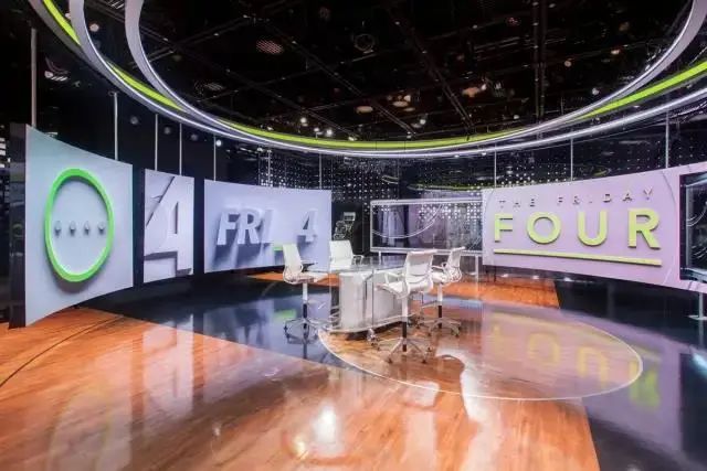 ESPN演播室惊险一幕！解说员险被显示屏砸伤！