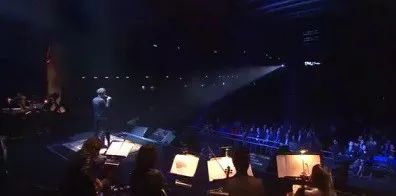 怀念张国荣，怀念2000年那场演唱会颠覆性的舞美……