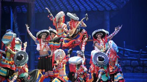 张家界千年民俗大戏《魅力湘西》牛年首演-筑梦灯光带你体验神秘湘西！