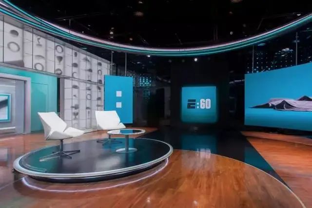 ESPN演播室惊险一幕！解说员险被显示屏砸伤！