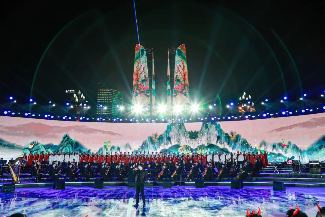 218米的成都双子塔“声光电”全方位上演大型沉浸式灯光秀！
