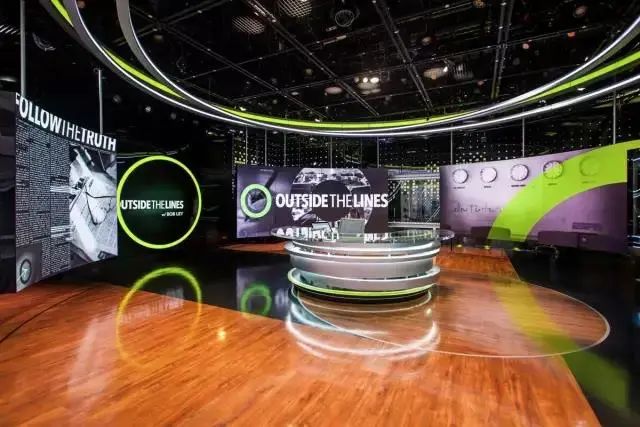 ESPN演播室惊险一幕！解说员险被显示屏砸伤！