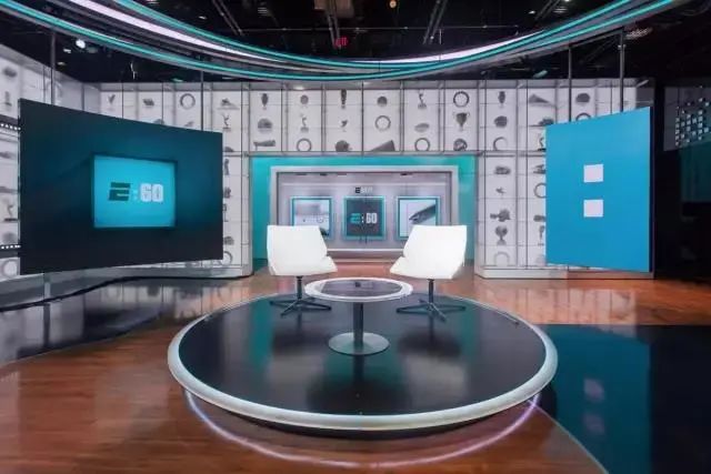 ESPN演播室惊险一幕！解说员险被显示屏砸伤！