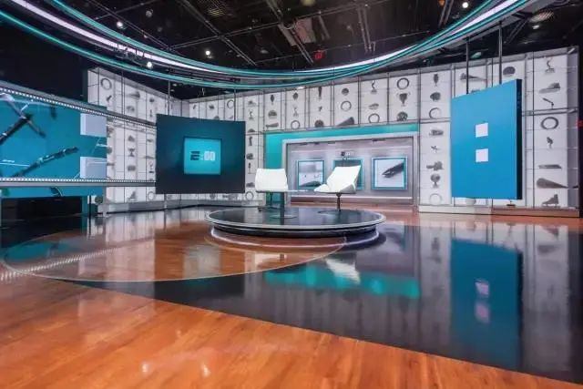 ESPN演播室惊险一幕！解说员险被显示屏砸伤！