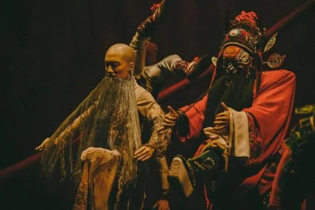 不仅最懂年轻人，还能震撼父辈朋友圈，这样的跨年舞台请再来亿遍！