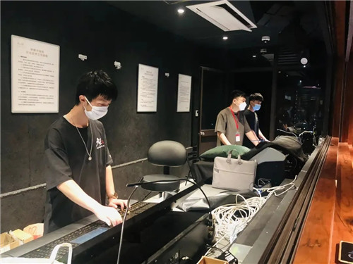 一毕业就入职，这届灯光师预备役，优秀！