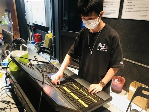 一毕业就入职，这届灯光师预备役，优秀！