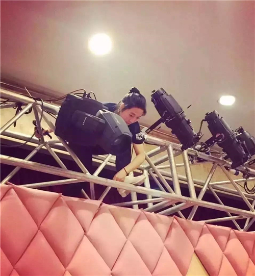 996违法？灯光人喜极而泣：终于不用加班熬夜了吗？