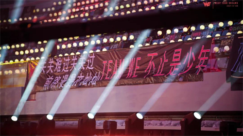 英雄联盟十周年庆典开幕式，光芒盛大，无畏青春！