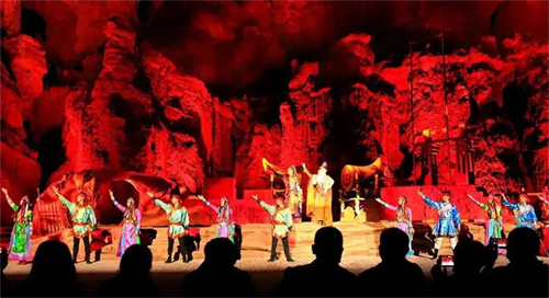 震撼！沉浸式梦幻山谷光影演绎《阿兰拉格达》