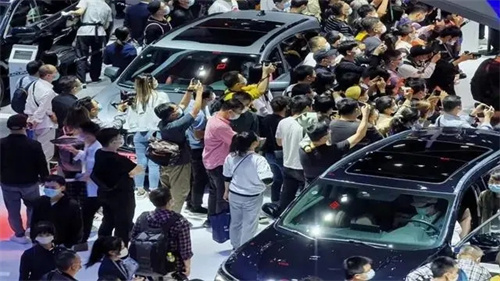 广州车展人气爆棚！快来看豪车闪亮“灯”场~