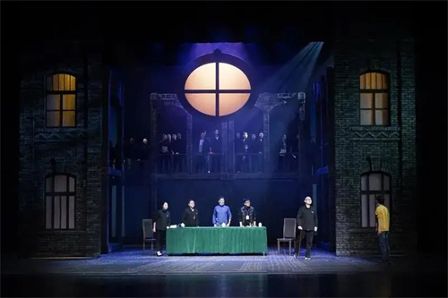 案例 | 鸿彩灯光助力烟台市首部原创音乐剧《审判日》首演